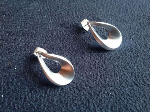 BOUCLES ARGENT�ES GOUTTE CREUSE �TAT NEUVE Envoi Possible
4 Tr�gunc (29)