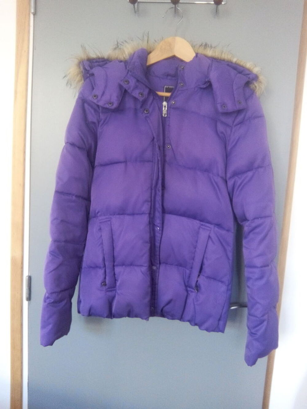 Doudoune de marque LEE COOPER.
Vêtements