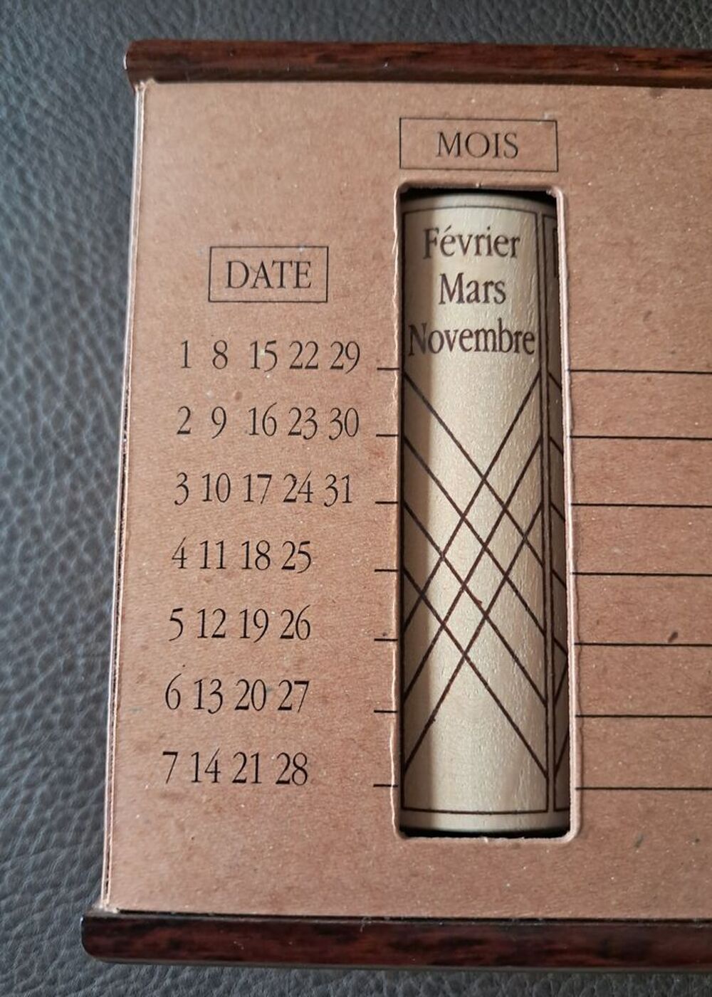 calendrier perp&eacute;tuel gr&eacute;gorien des ann&eacute;es 1600 &agrave; 2299 
Décoration