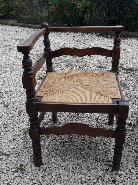 2 chaises d'angle en bois, avec assise en paille 0 Grzieu-la-Varenne (69)