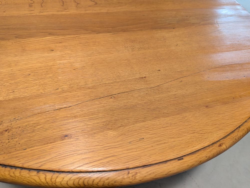 Belle table ronde en ch&ecirc;ne massif , 3 pieds, diam. 120 cm Meubles