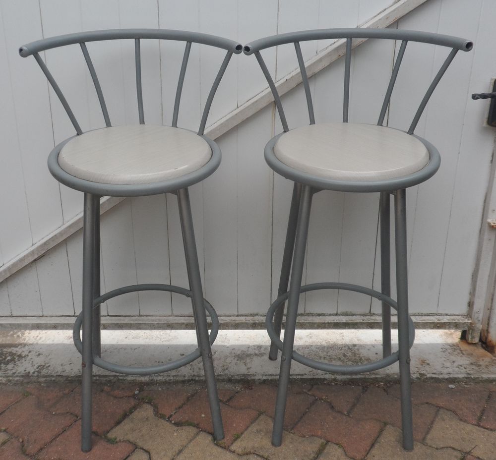 2 Chaises hautes m&eacute;tal assise en bois tournant sur roulement Cuisine