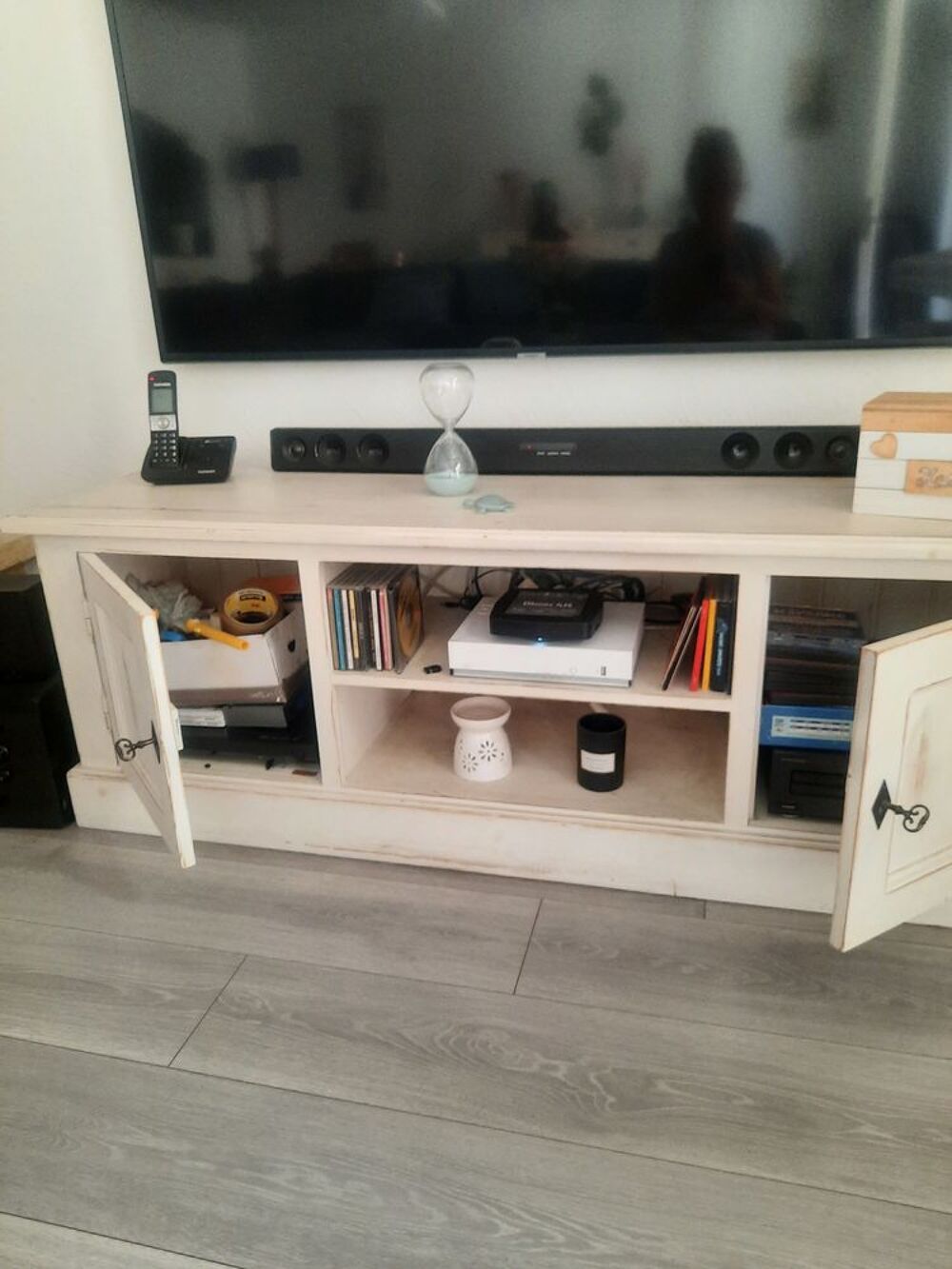 Meuble t&eacute;l&eacute; en bois blanc vieilli Meubles