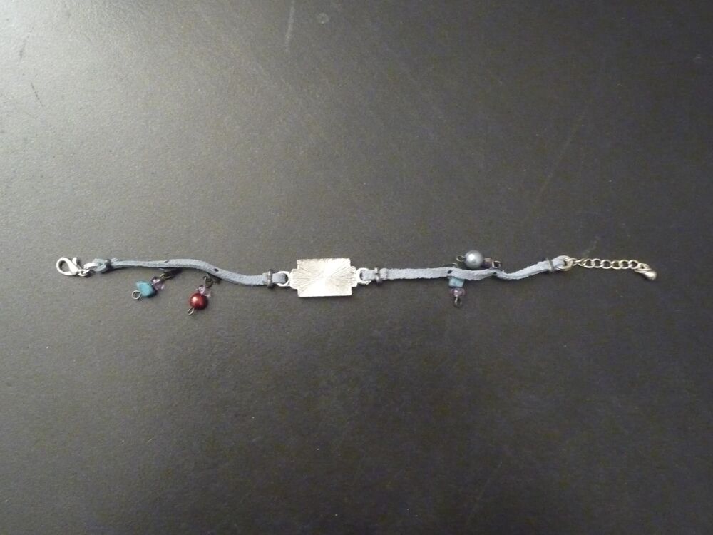 Bracelet en Daim Bleu Ciel et en M&eacute;tal Argent&eacute;- Neuf Bijoux et montres