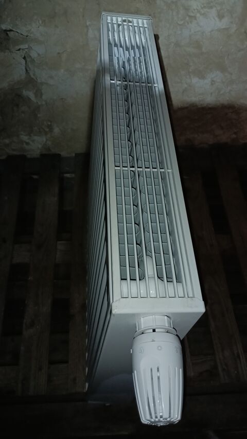 RADIATEUR NEUF EAU EN ACIER, SORTI CENTRE. 200 11590 Ouveillan