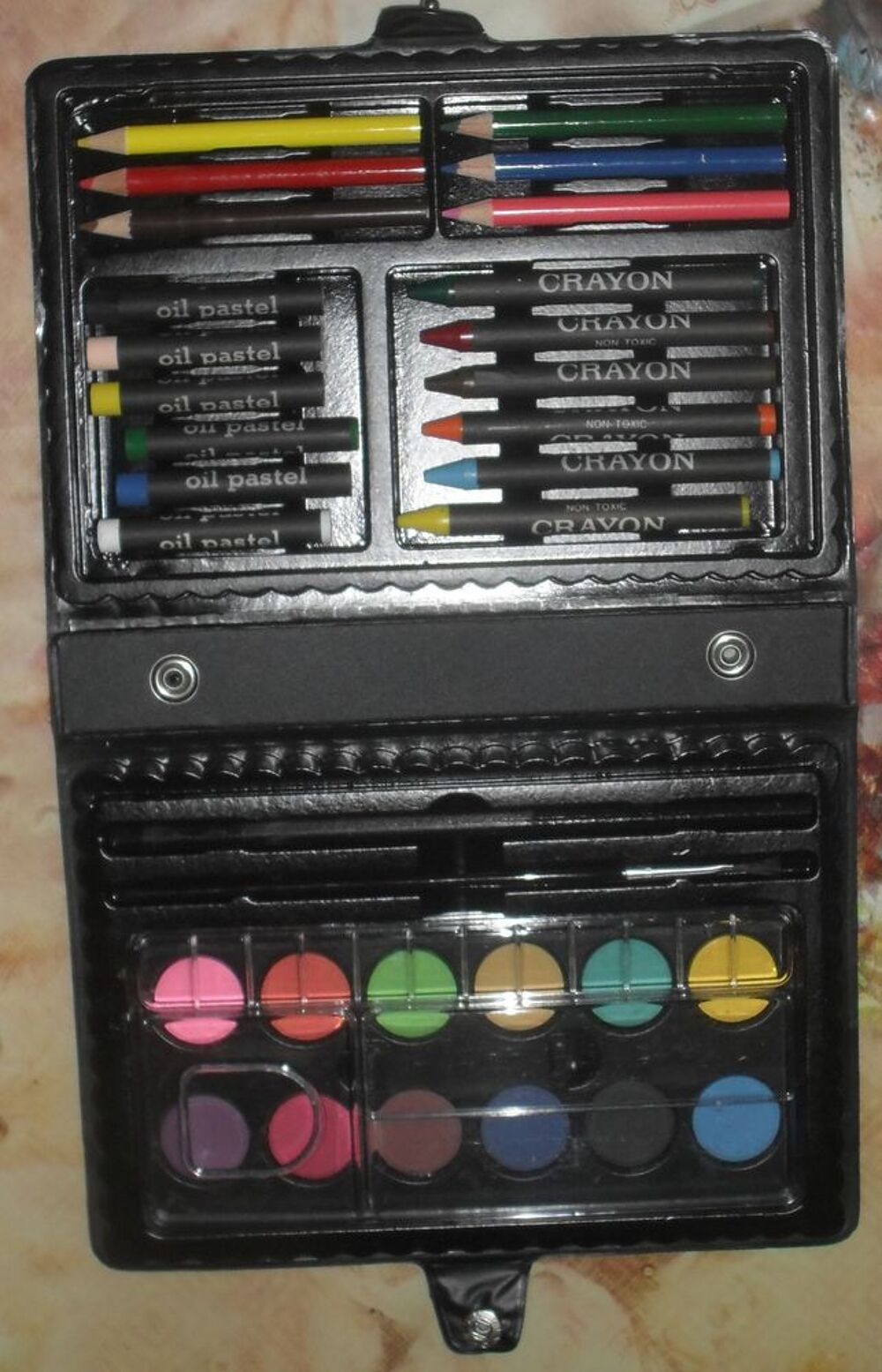 Bo&icirc;te pour dessiner peindre colorier pour enfants. Jeux / jouets
