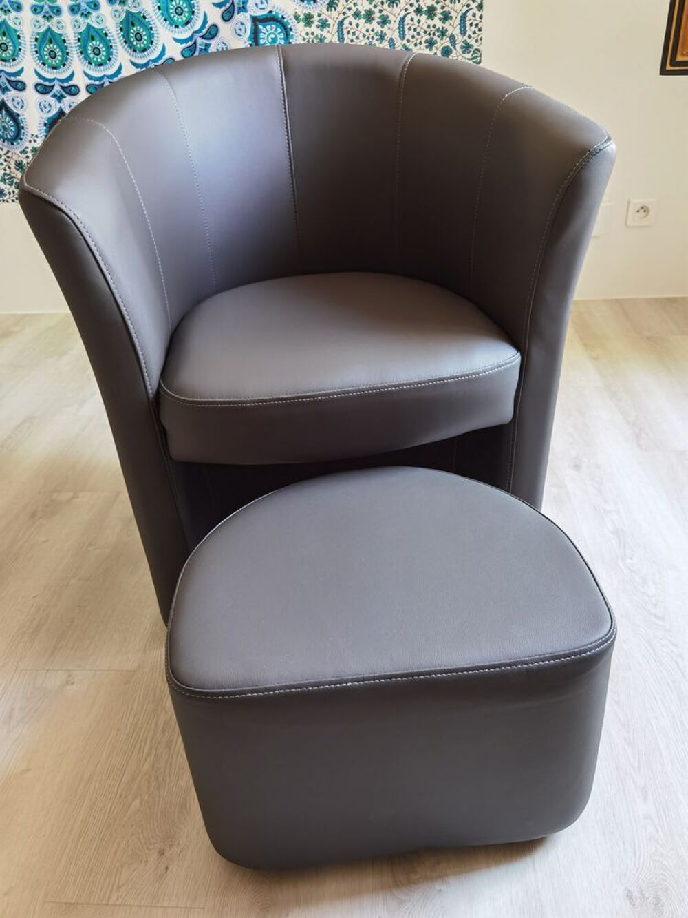 Fauteuil cabriolet Clayton et son pouf, comme neuf Meubles