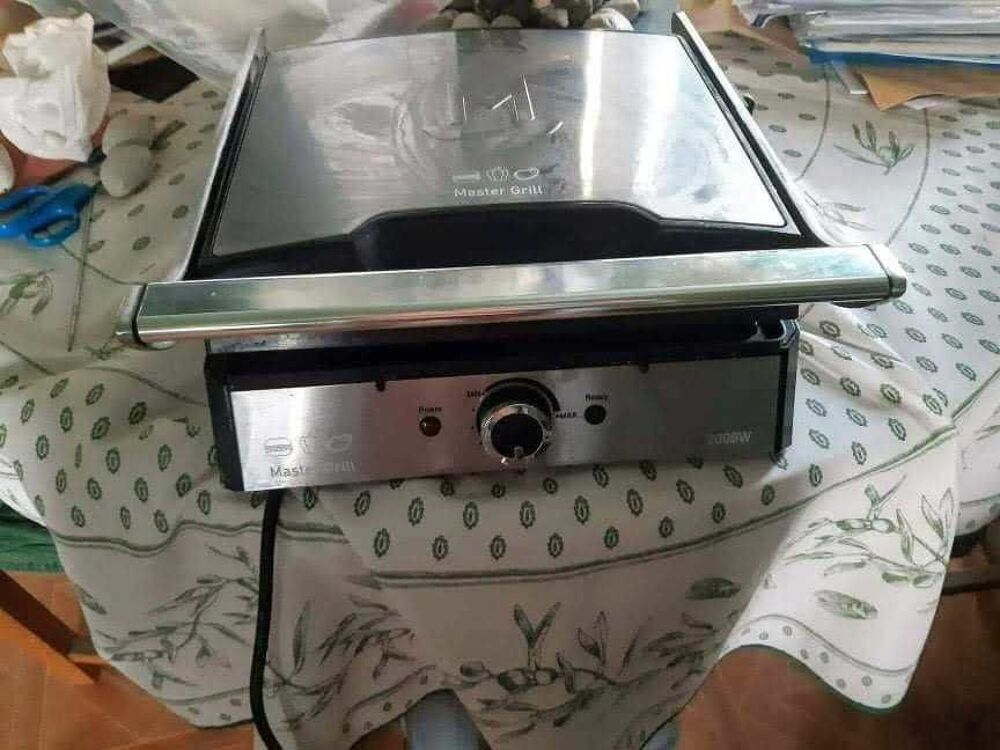 1 appareil de cuisson &eacute;lectrique dessus inox plaques se d&eacute;laissant Electroménager