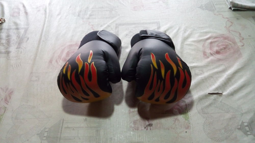 gant de boxe neuf taille ( L ) Sports
