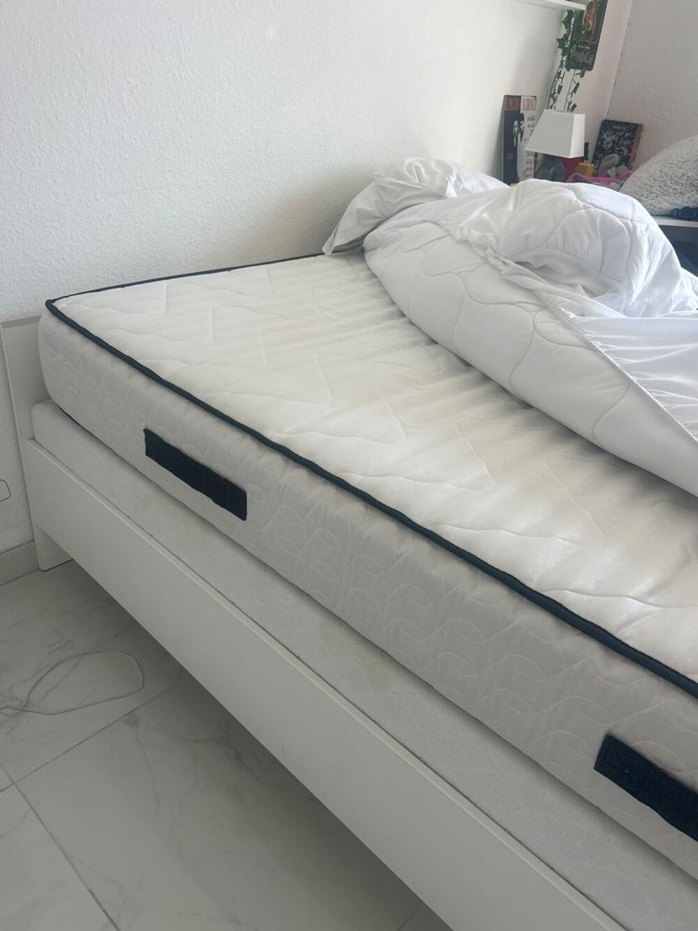 Lit + matelas 140 x 190 tr&egrave;s bon eta Meubles