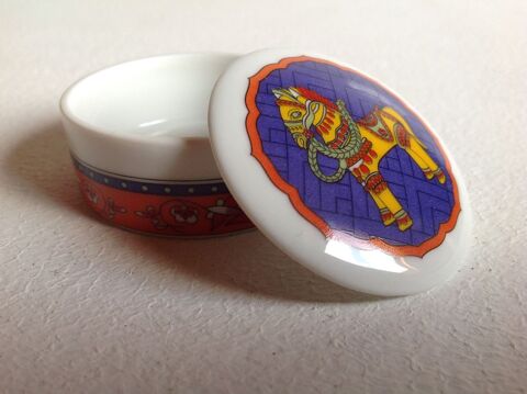 BOITE RONDE PORCELAINE de PARIS D�COR CHEVAL ROUTE INDES Env 14 Tr�gunc (29)