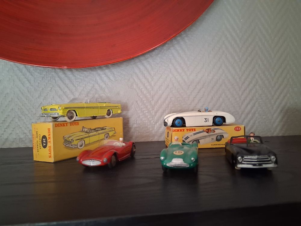 VOITURES dinky toys made in fran&ccedil;e et une made in england Jeux / jouets