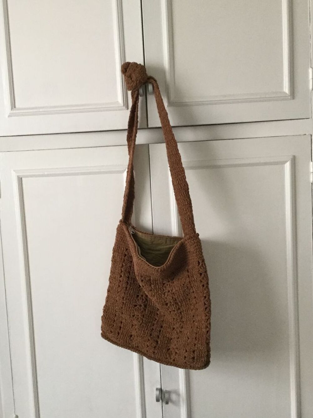 SAC BANDOUILIERE POUR FEMME EN ACRYLIQUE TR&Eacute;SS&Eacute; Maroquinerie