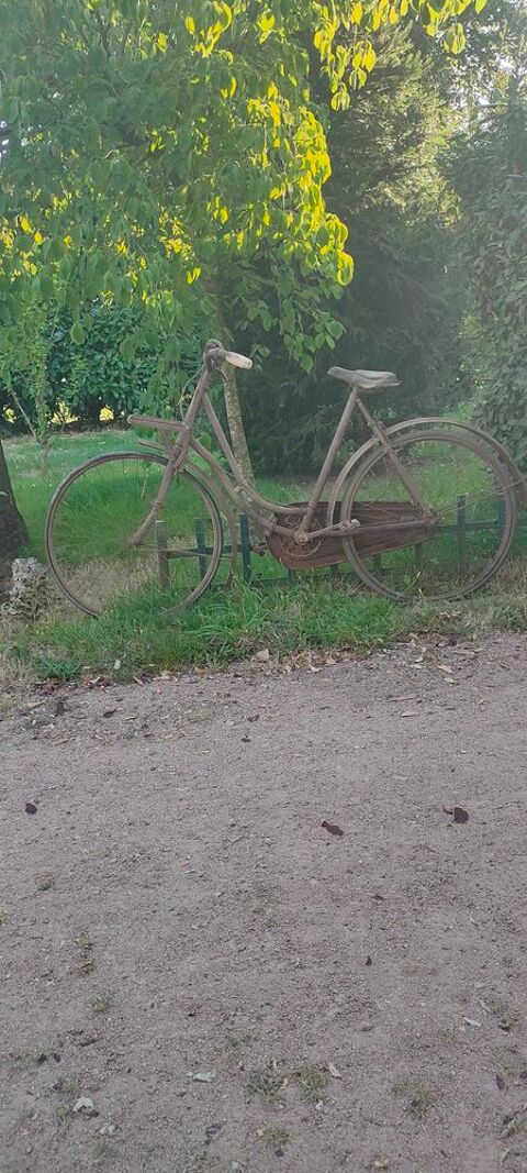 Ancien vélo femme année 1930 60 Avermes (03)