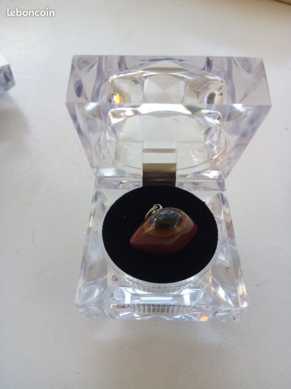 Pierre agate pendentif. Bijoux et montres