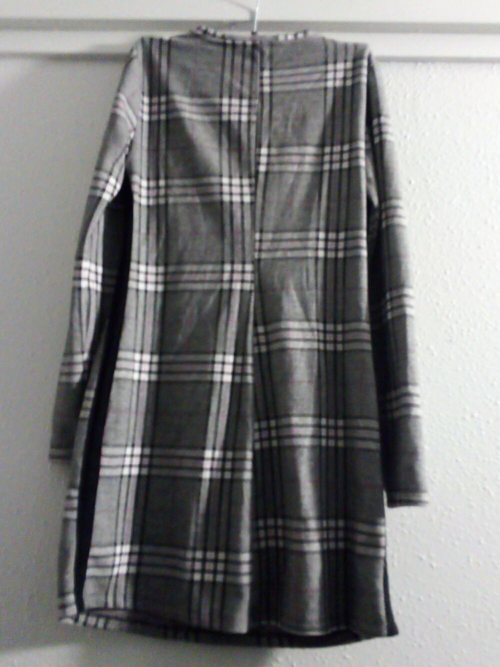 Robe grise &agrave; rayures noires et roses Vêtements