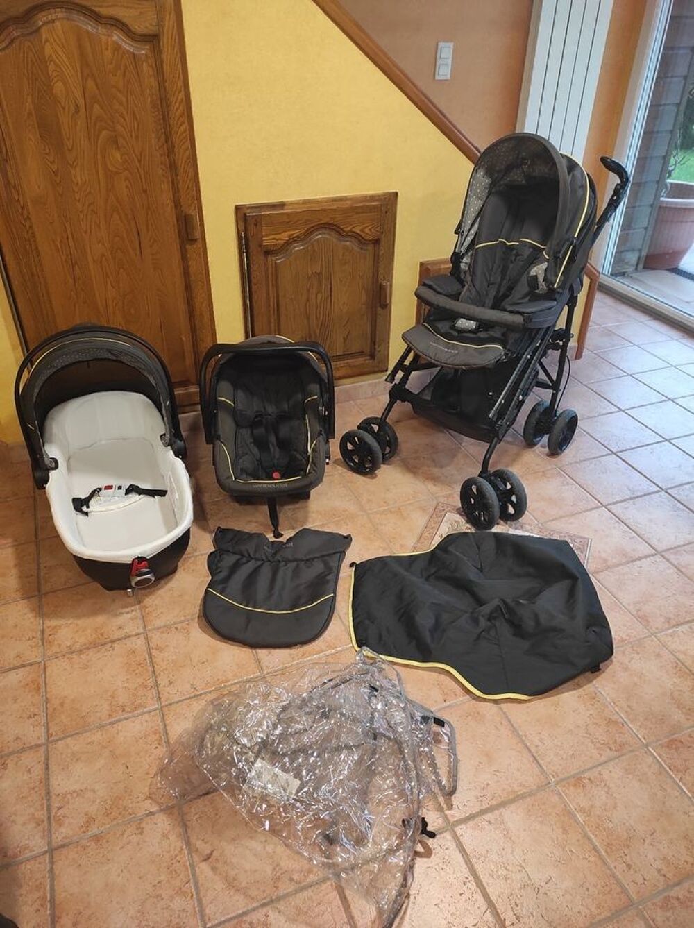 Lot trio poussette combin&eacute; Nacelle et si&egrave;ge auto coque Puériculture