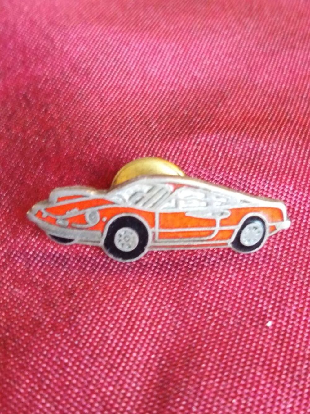 Pin's ferrari dino 