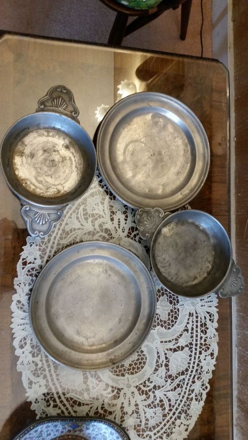 Ensemble assiettes et &eacute;cuelle en &eacute;tain ancien Décoration
