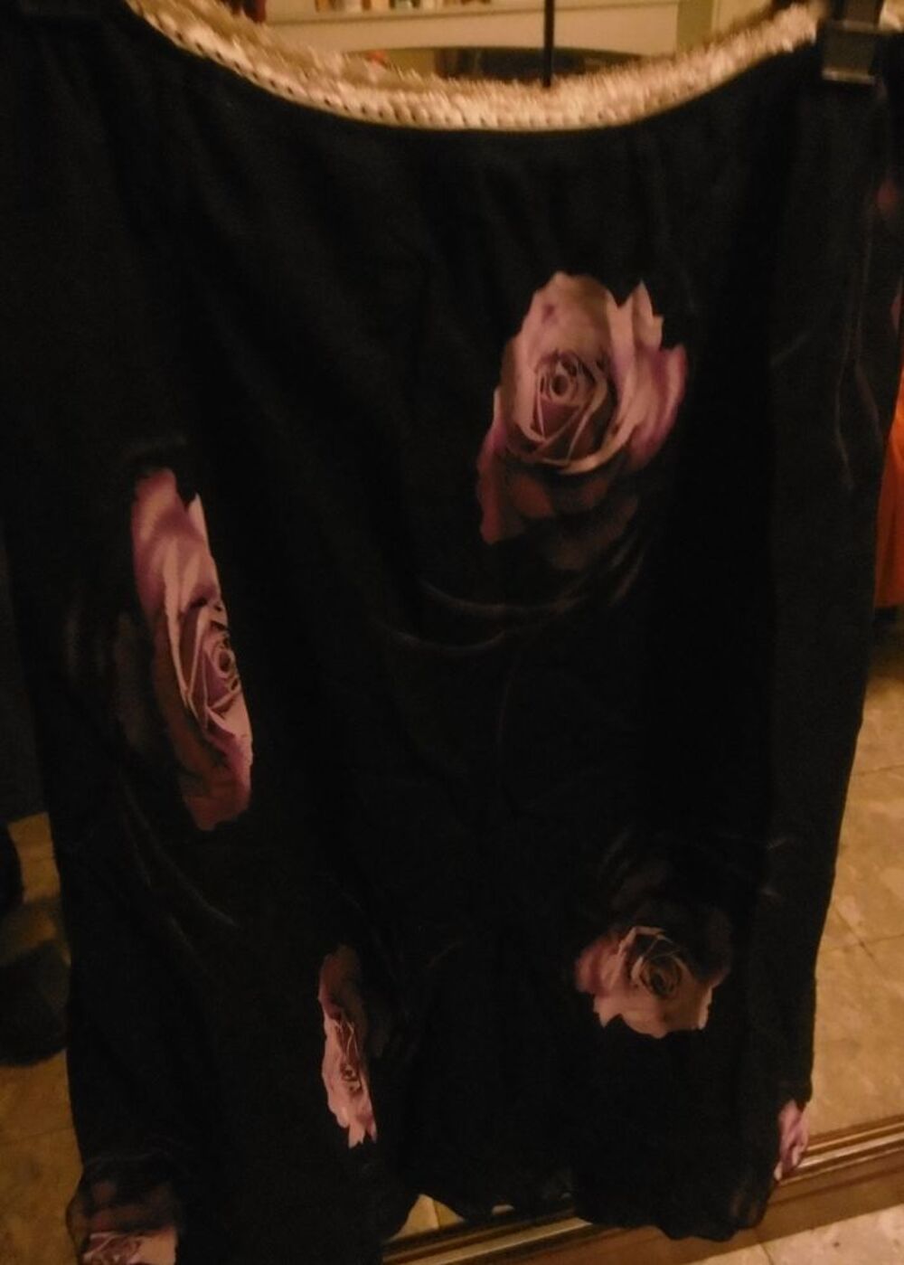 jupe en voile noire, avec roses imprim&eacute;es, taille &eacute;lastique Vêtements