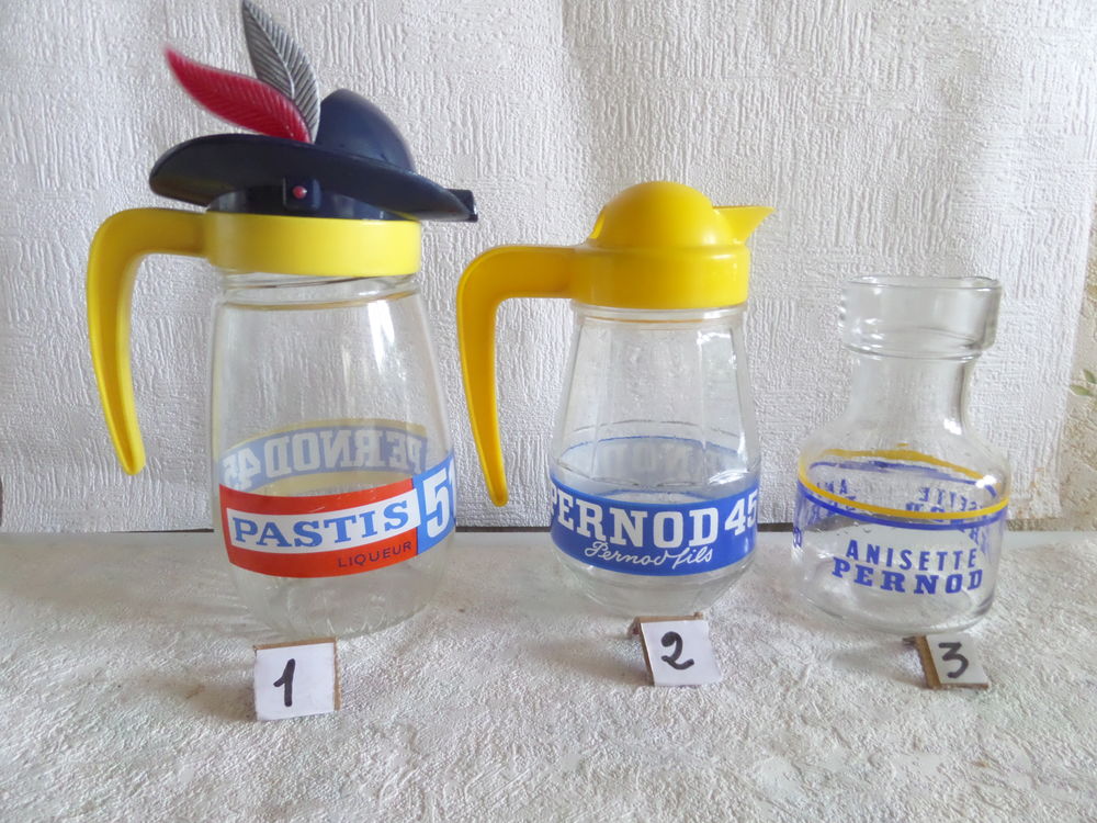 diff&eacute;rentes carafes en verre de PERNOD 