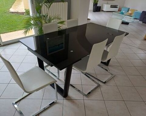 Table de salle � manger: et 6 chaises en cuir.
1500 Tournefeuille (31)