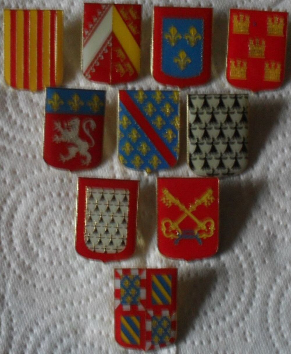 Lot de 10 BLASONS sous forme de Pin's des Editions Atlas. 