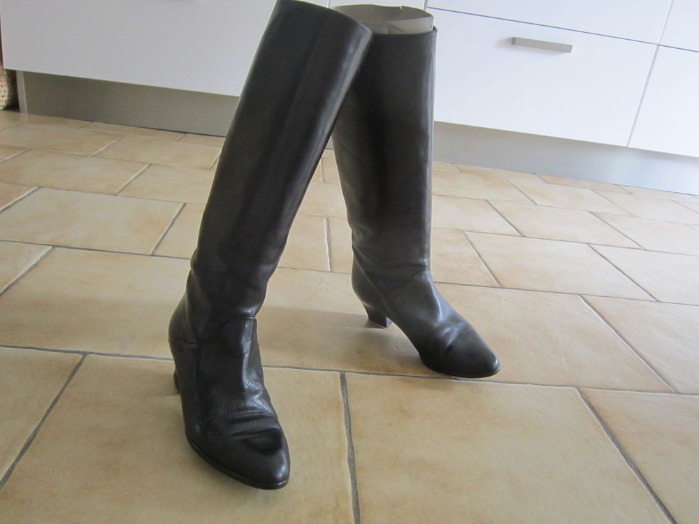 Une paire de bottes en cuir noir Chaussures