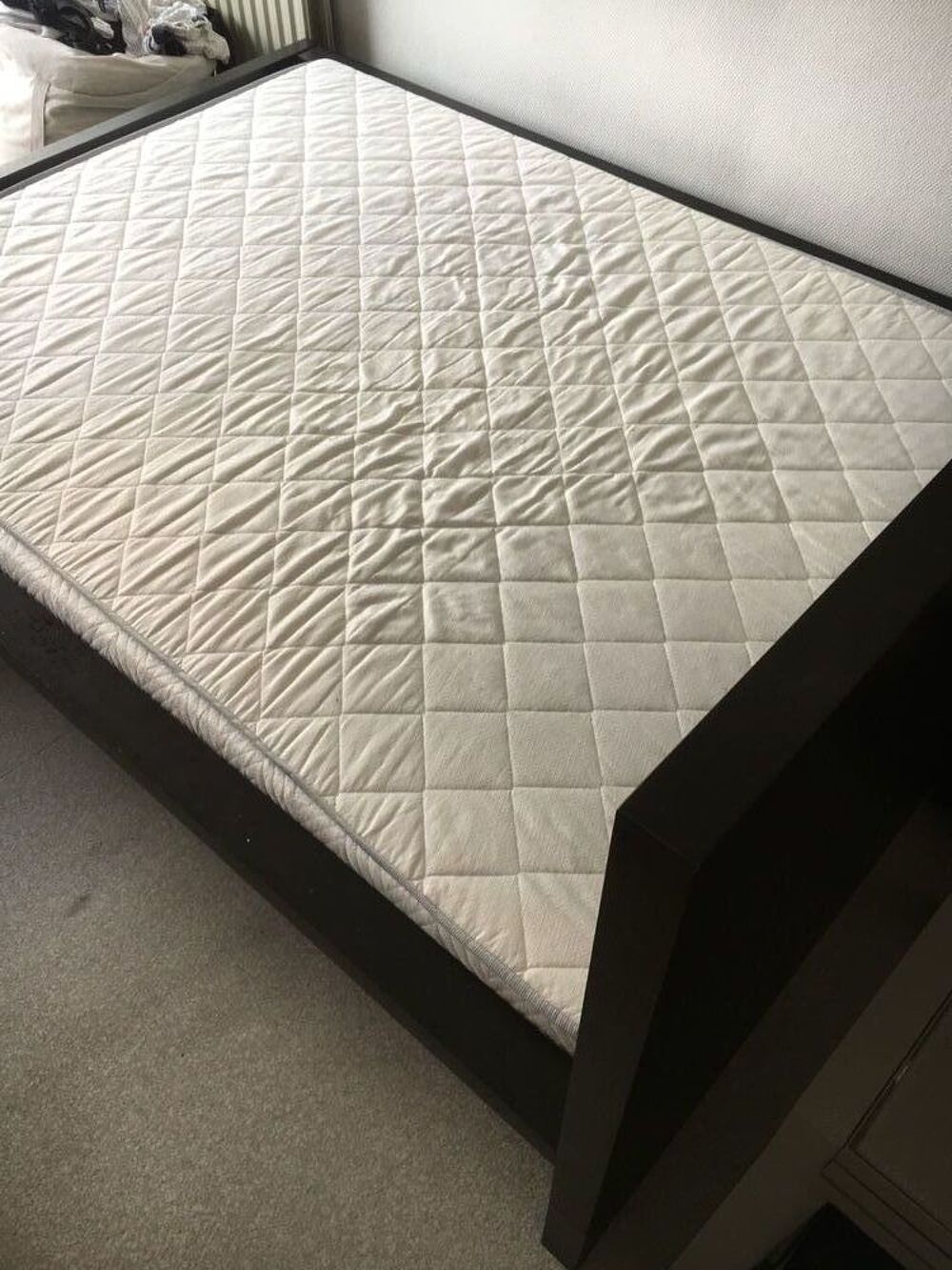 Vend lit IKEA + Matelas + Chevet Meubles