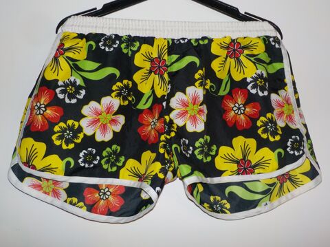 Short � fleurs fond noir Taille XL MAIS taille petit 5 Bubry (56)