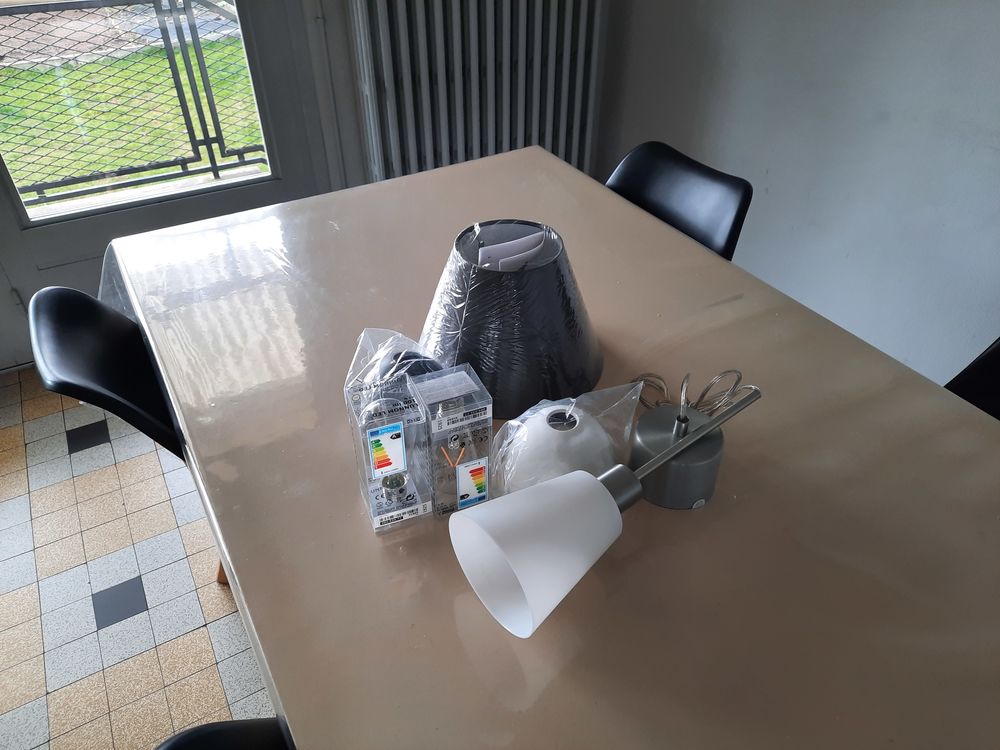 lot de 2 lampadaires neuf un blanc l autre gris Décoration