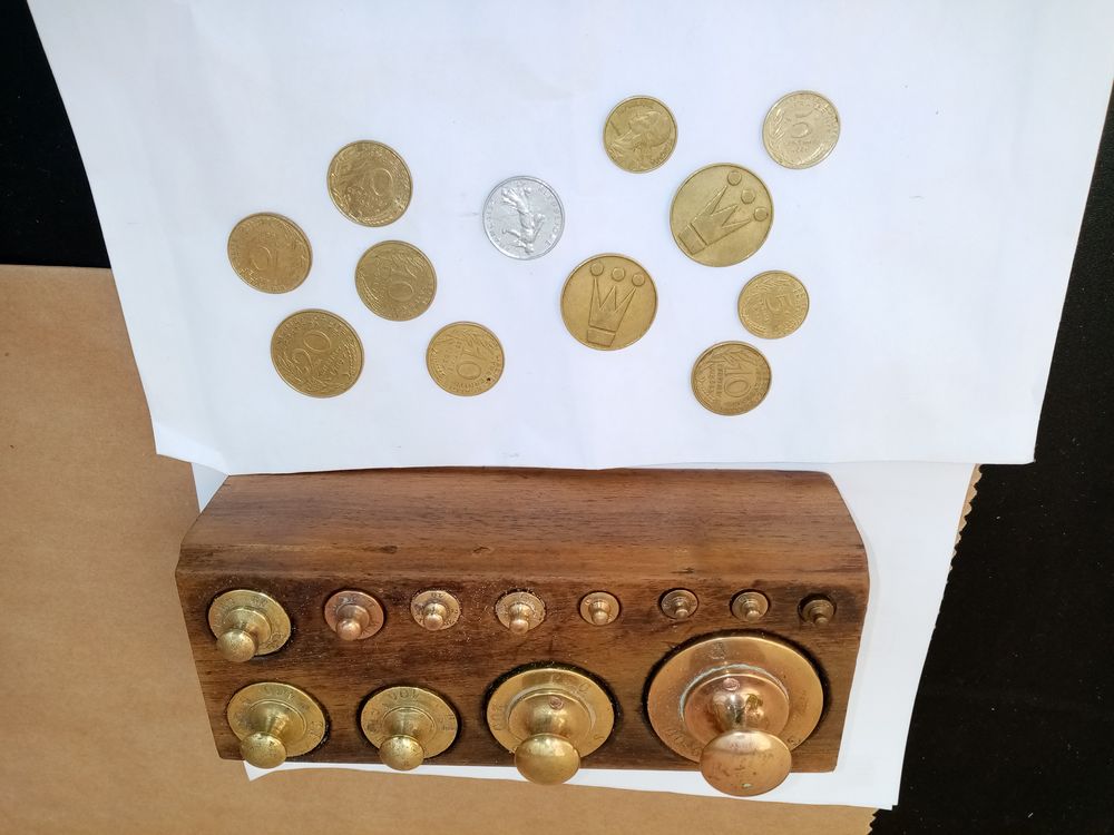 bo&icirc;te de poids compl&egrave;tes pour balance plus un lot de pi&egrave;ces 