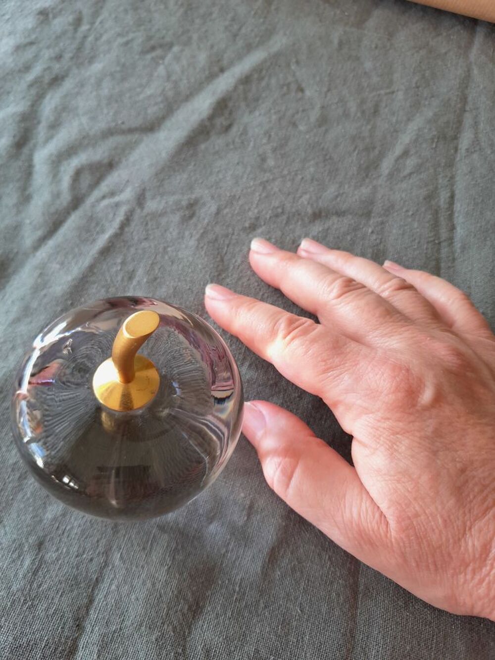 Pomme en cristal avec tige plaqu&eacute;e or Décoration