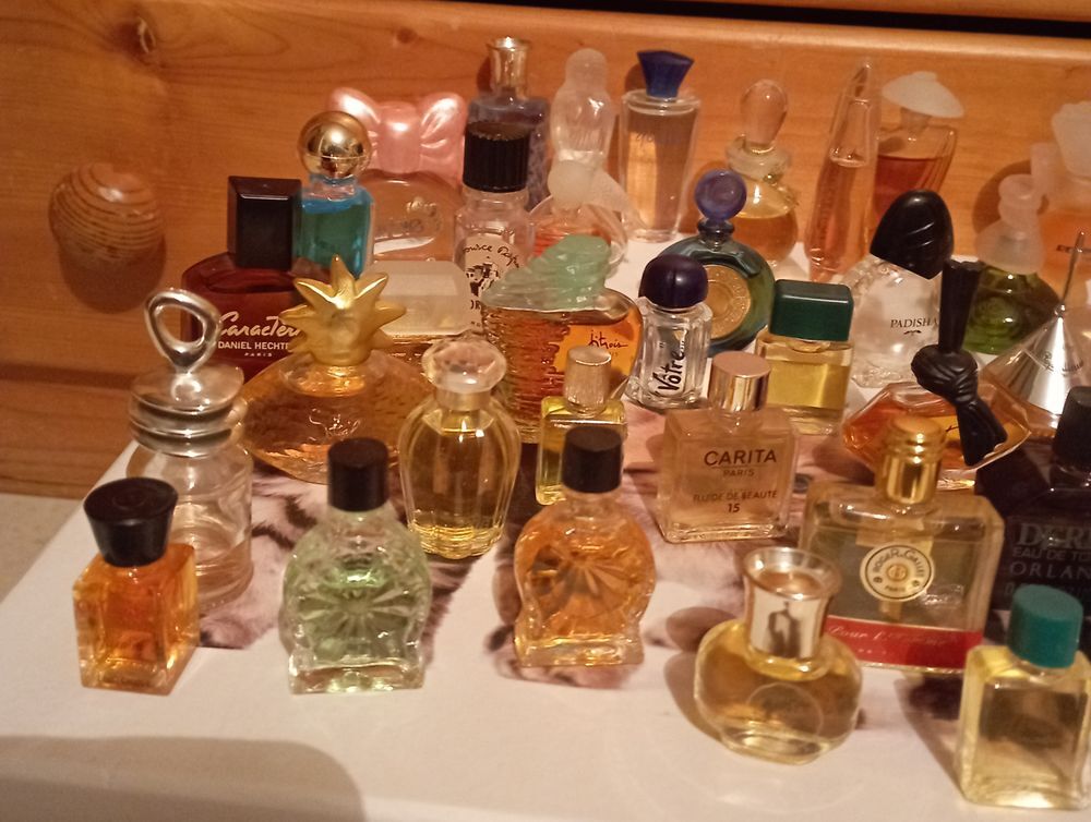 Lot de 85 Miniatures de parfum 