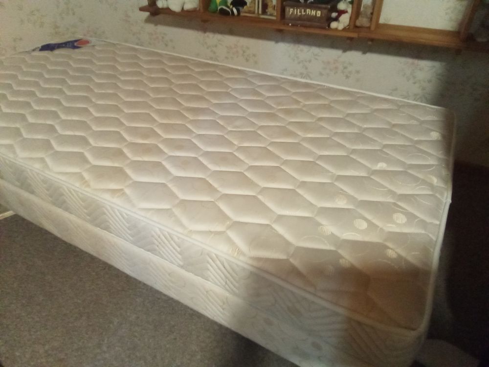 Matelas Bultex SAGA semi ferme quasi neuf beige cr&egrave;me
80x190 Meubles