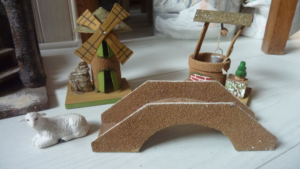 Cr&egrave;che artisanale en bois Décoration