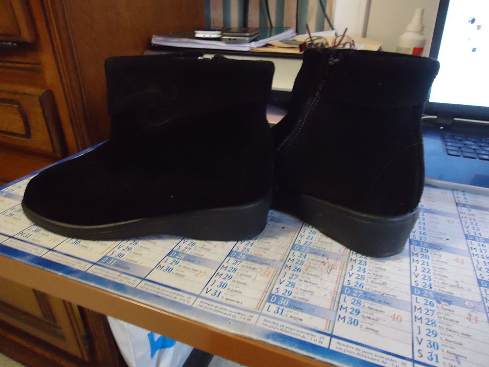 BOTTINES NOIR NEUF TAILLE 39
Chaussures