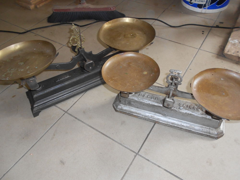 balances anciennes en parfait &eacute;tat 30€ 15kg et 5kg 
Décoration