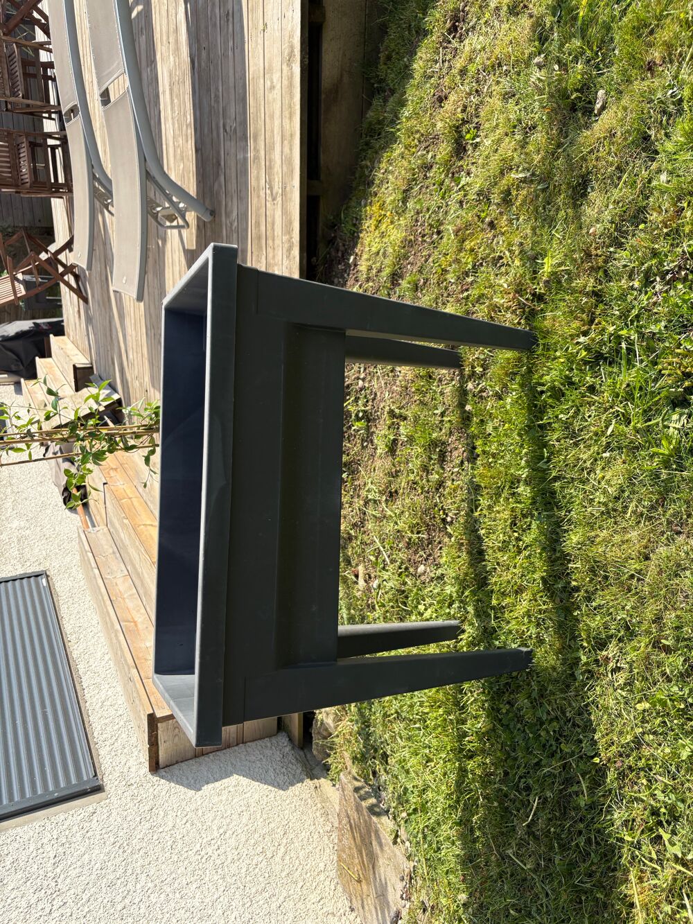 8 jardini&egrave;res grises sur pieds Jardin