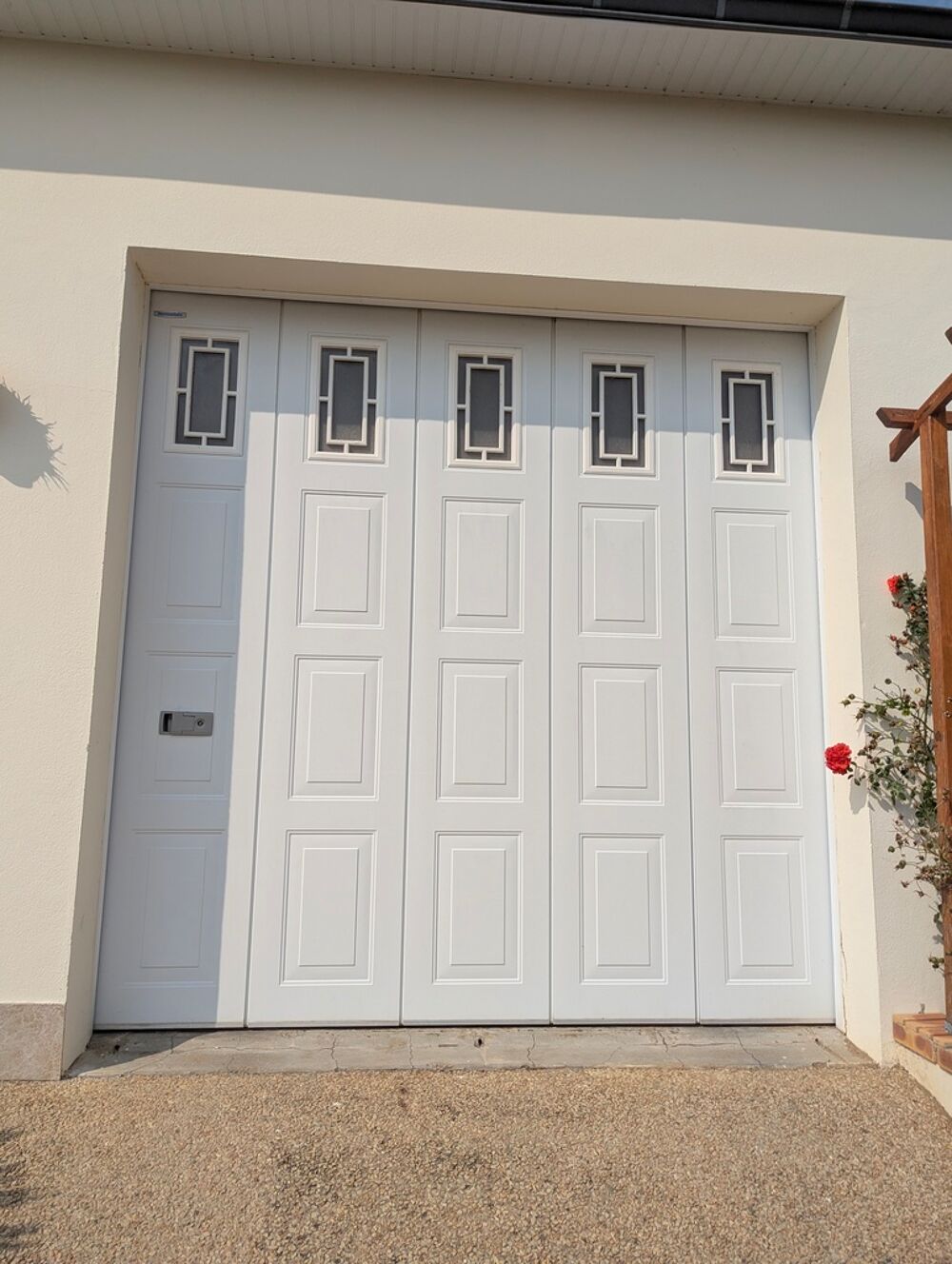 Porte de garage blanche avec fen&ecirc;tres
Bricolage