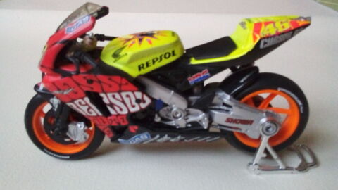 un lot de 2 moto gp de 2003 au 1/18 en très bon états . Chaource (10)