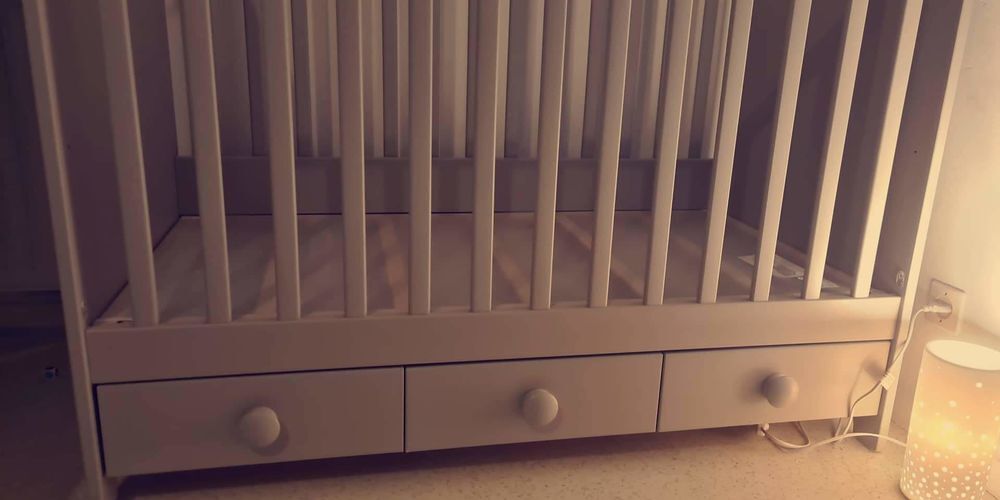 Lit b&eacute;b&eacute; IKEA gris. Meubles