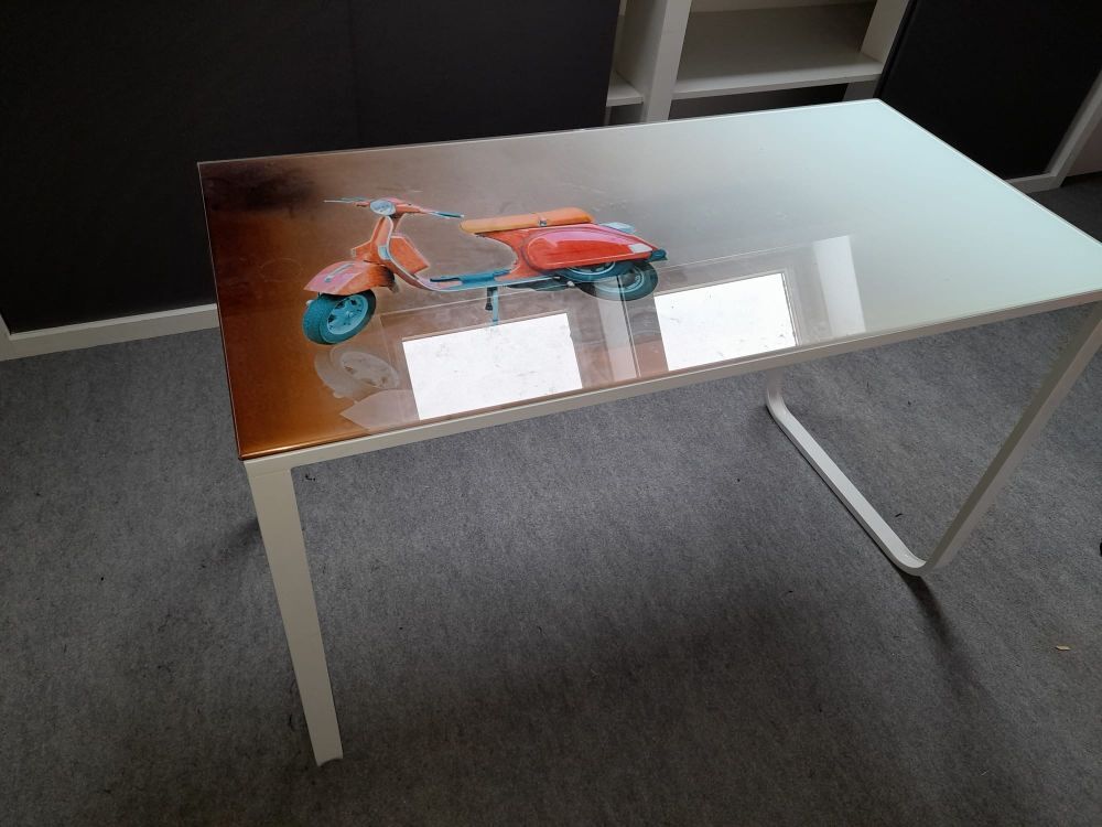 Bureau pied m&eacute;tal plateau verre imprim&eacute;. 120x60x76. Etat neuf Meubles