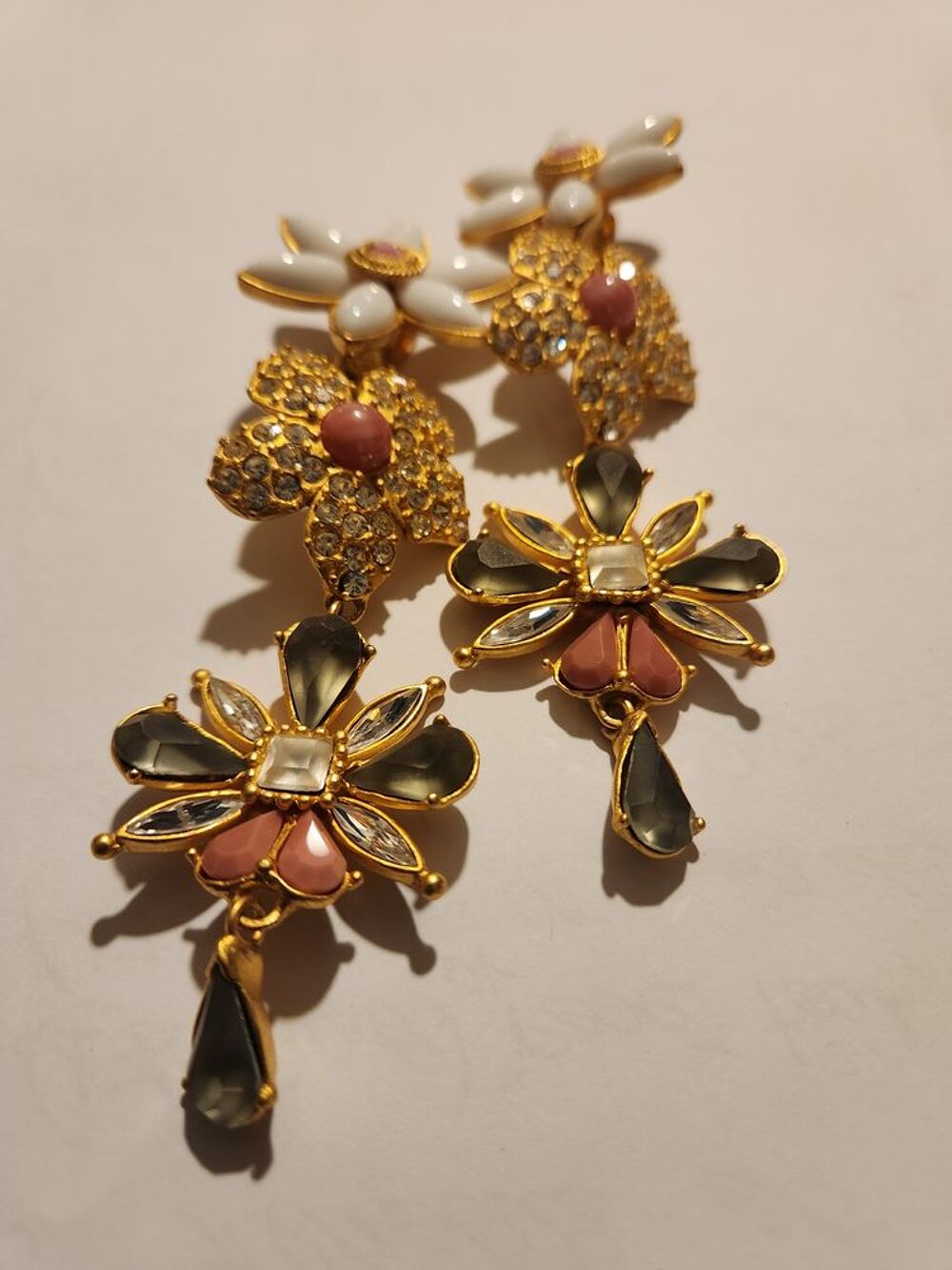 BO Clip dor&eacute;e bicolore blanc rose strass 3 pendants_LACROIX Bijoux et montres