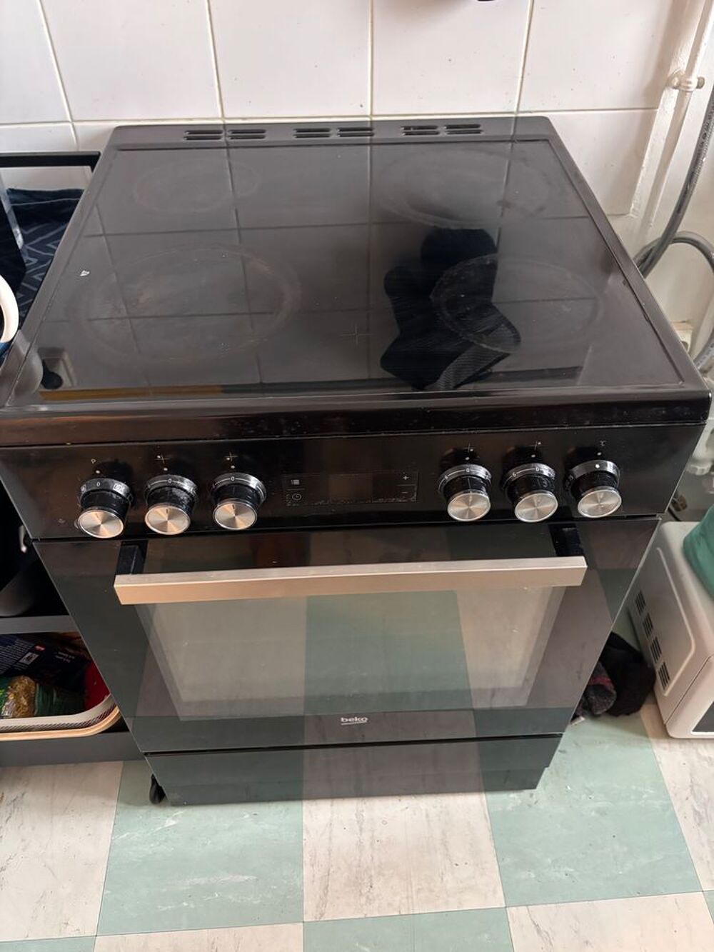 Cuisini&egrave;re vitroc&eacute;ramique BEKO FSM6730SBCS Electroménager