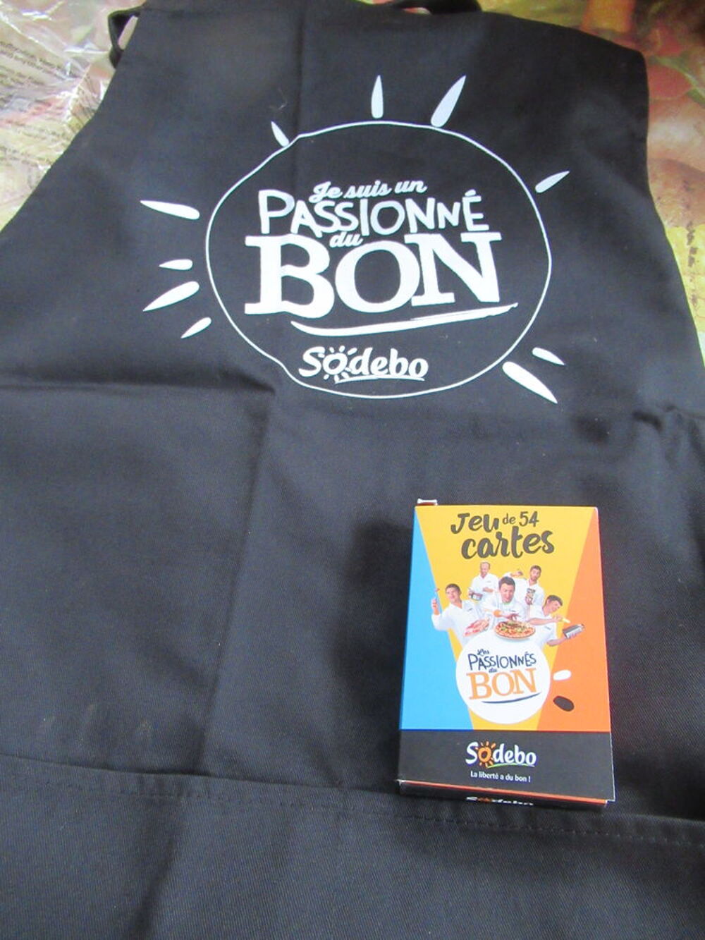 ensemble SODEBO Tablier &amp; planche &agrave; d&eacute;couper Cuisine