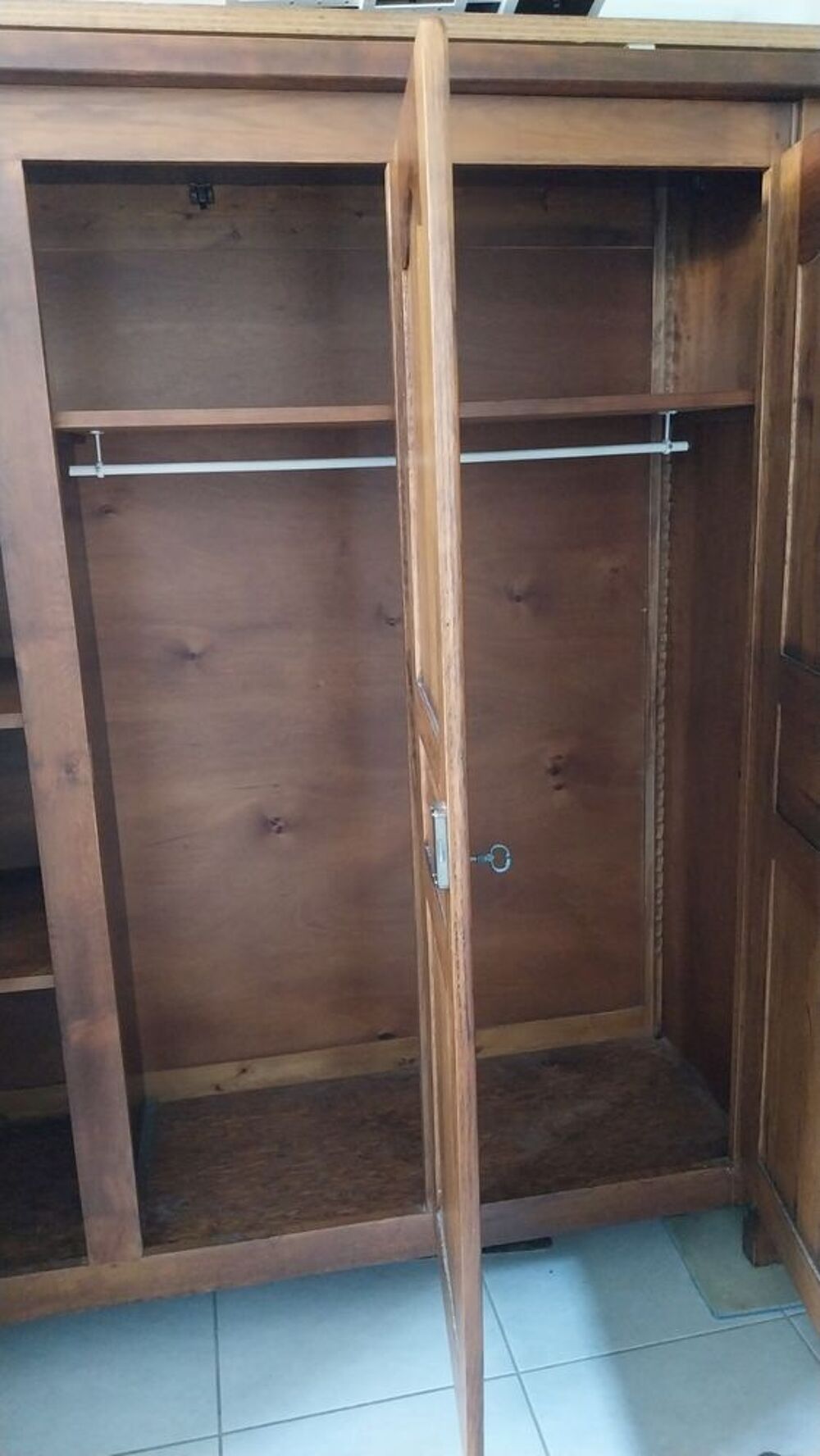 Chambre adulte en orme bois massif
Tr&egrave;s bon &eacute;tat Meubles