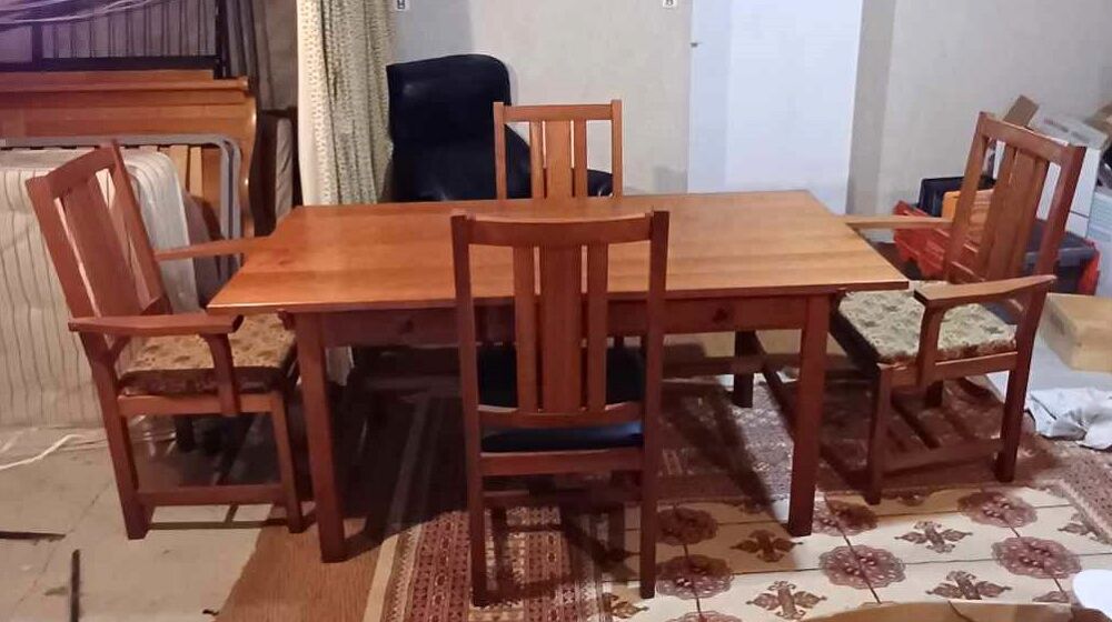 Belle table de salle &agrave; manger ou bureau en bois massif Meubles