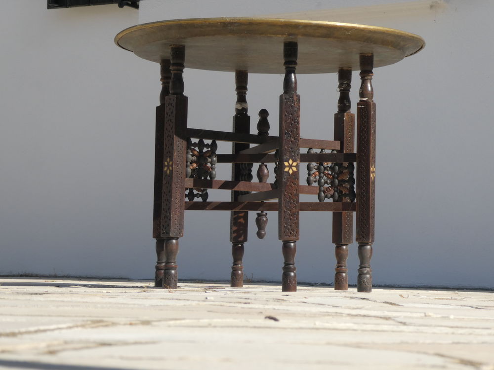 Table Marocaine des ann&eacute;es 30 avec plateau laiton Meubles