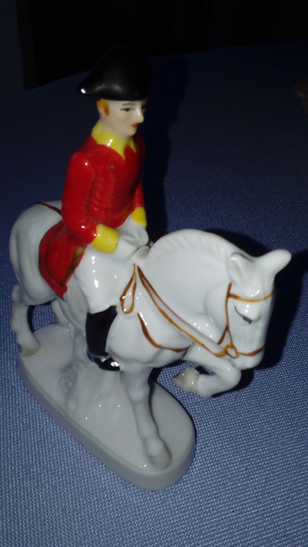 Cavalier en fa&iuml;ence Dcoration